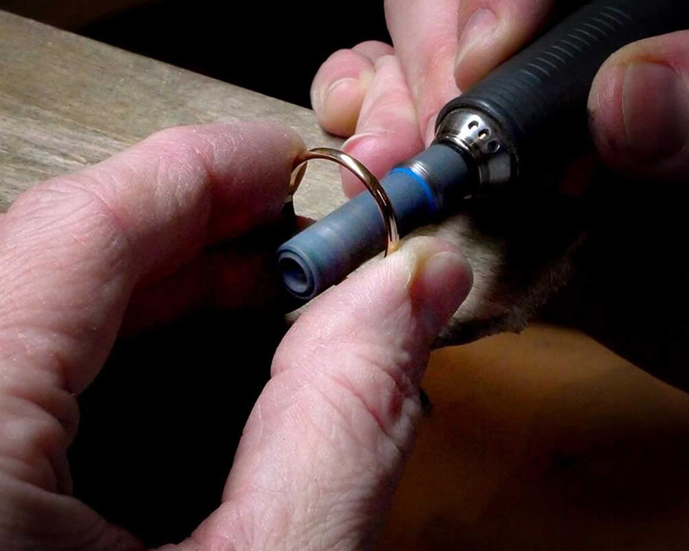 Étape de fabrication d'une alliance en or